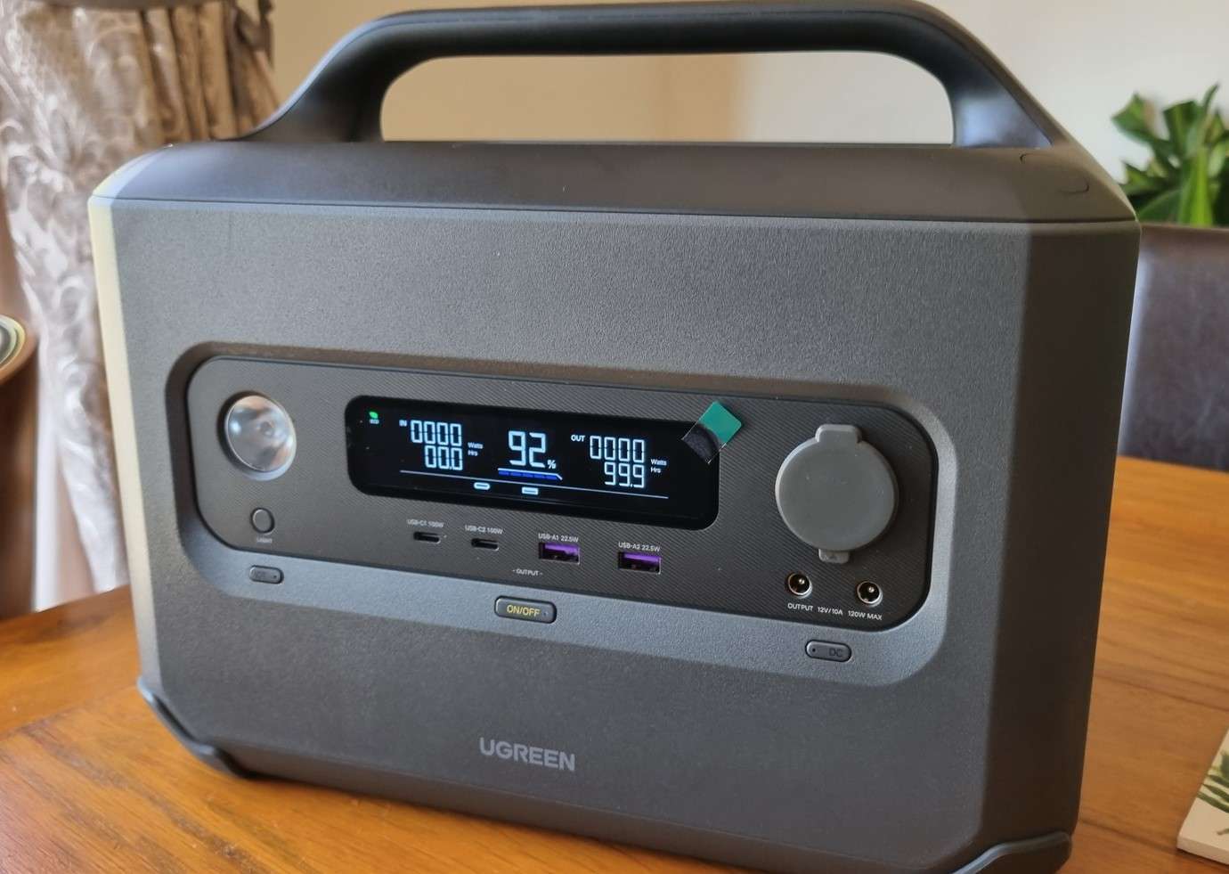 UGreen PowerRoam 1200 display