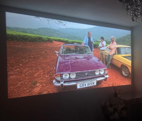 Einyoumily projector in use